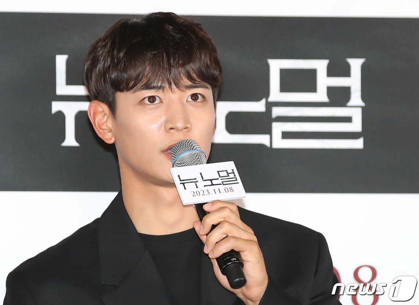 본문 이미지 - 샤이니 민호(본명 최민호)가 27일 오후 서울 용산구 CGV 용산아이파크몰에서 진행된 영화 ‘뉴 노멀’(감독 정범식) 언론배급시사회 및 기자간담회에서 인사말을 하고 있다. ‘뉴 노멀’은 공포가 일상이 되어버린 새로운 시대에 도착한 스릴러물이다. 2023.10.27/뉴스1 ⓒ News1 권현진 기자