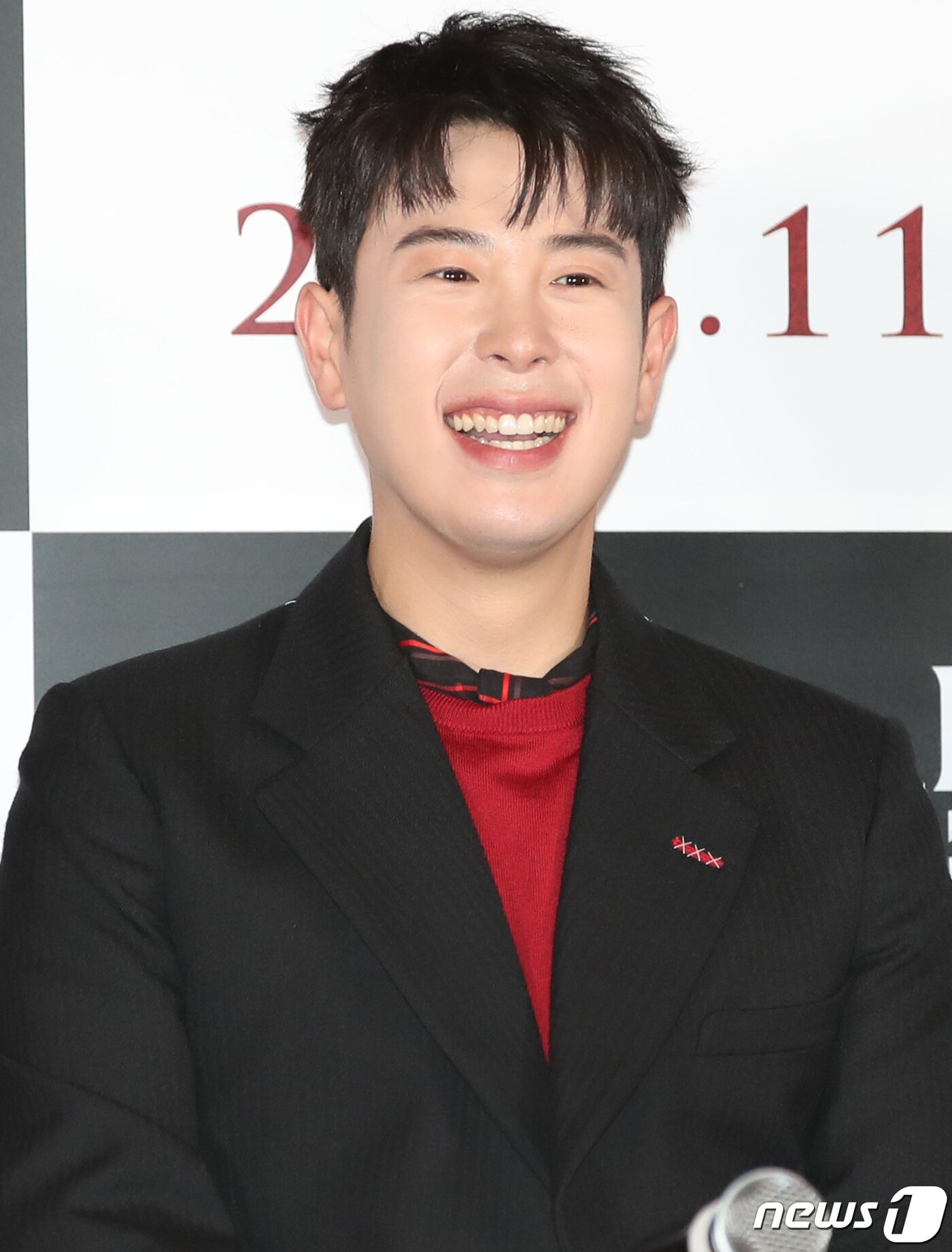 본문 이미지 - 블락비 피오(본명 표지훈)이 27일 오후 서울 용산구 CGV 용산아이파크몰에서 진행된 영화 ‘뉴 노멀’(감독 정범식) 언론배급시사회 및 기자간담회에서 미소를 짓고 있다. ‘뉴 노멀’은 공포가 일상이 되어버린 새로운 시대에 도착한 스릴러물이다. 2023.10.27/뉴스1 ⓒ News1 권현진 기자