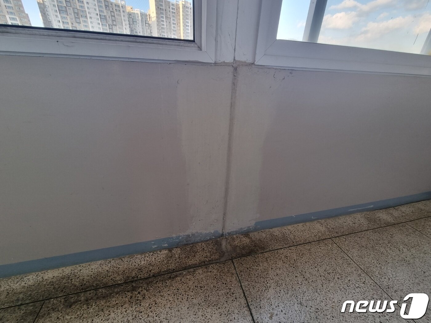 본문 이미지 - PC공법으로 지어진 한 아파트 복도에 균열이 발생한 틈으로 빗물이 들이친 모습.