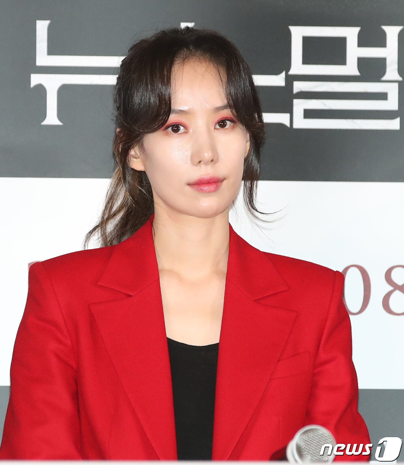 본문 이미지 - 배우 하다인이 27일 오후 서울 용산구 CGV 용산아이파크몰에서 진행된 영화 ‘뉴 노멀’(감독 정범식) 언론배급시사회 및 기자간담회에서 생각에 잠겨있다. ‘뉴 노멀’은 공포가 일상이 되어버린 새로운 시대에 도착한 스릴러물이다. 2023.10.27/뉴스1 ⓒ News1 권현진 기자