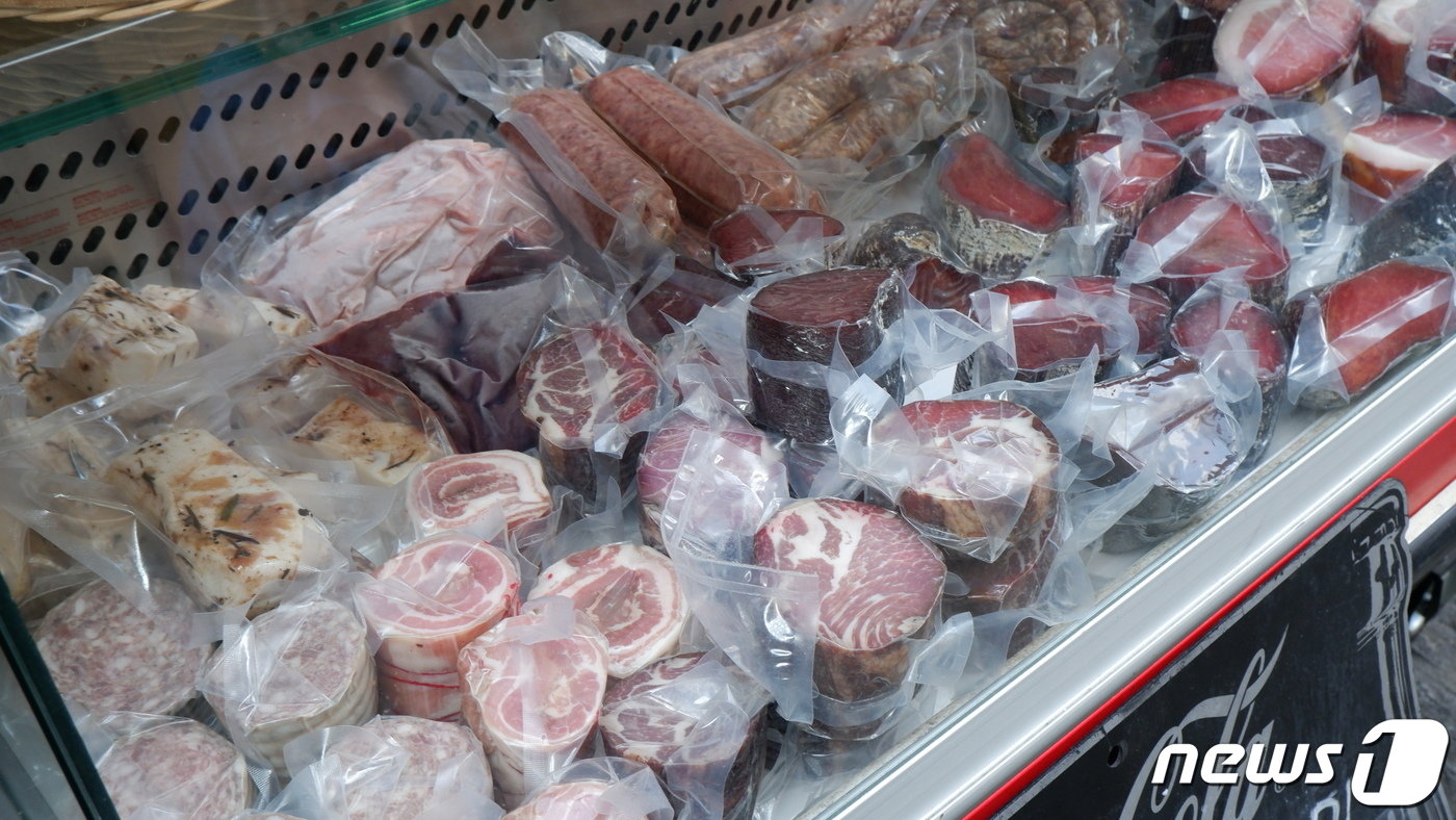 본문 이미지 - 살루미는 진공 포장으로 팔기 때문에 해외 여행객도 손쉽게 구매할 수 있다ⓒ News1 