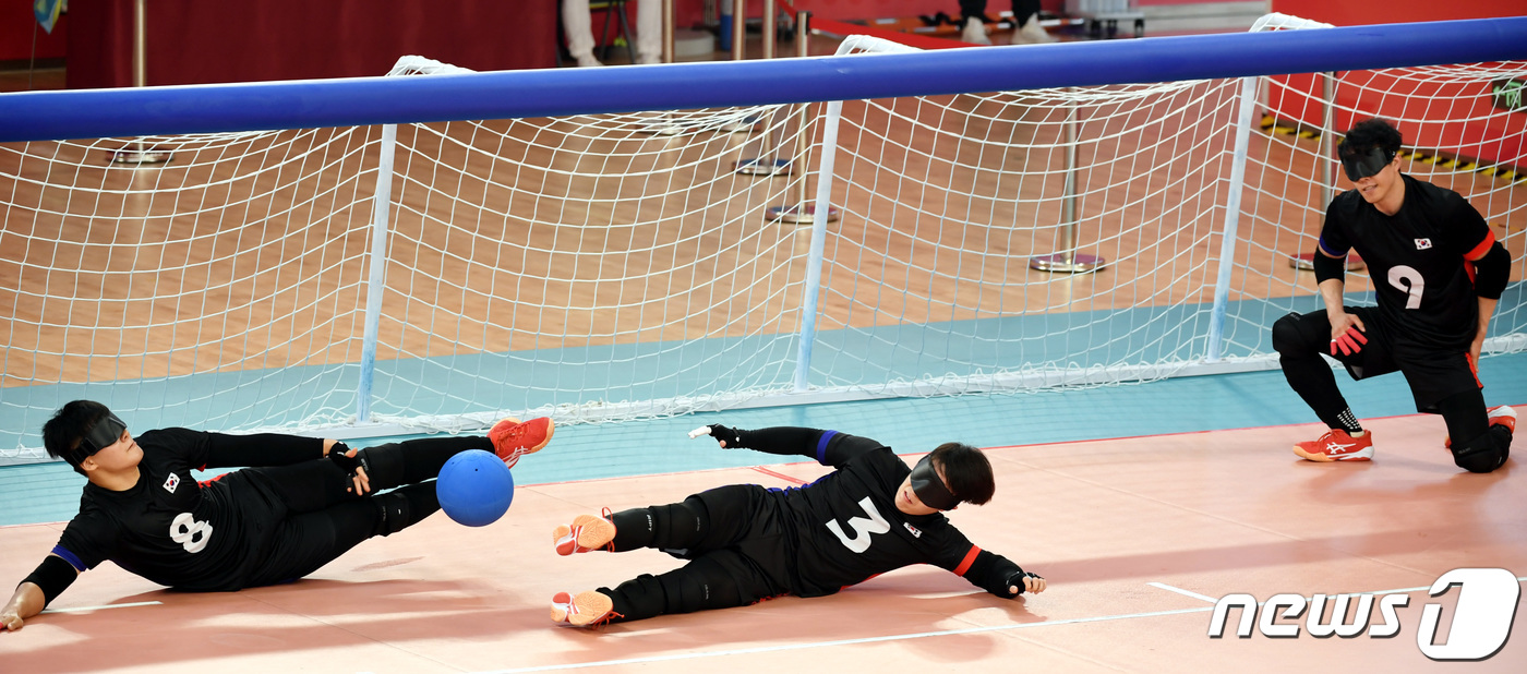 (항저우(중국)=뉴스1) 사진공동취재단 = 남자골볼 정인태(왼쪽)와 손원진(가운데)이 27일 항저우에 위치한 중국 골볼 전용구장에서 열린 2022 항저우 장애인아시아경기대회 이란과 …