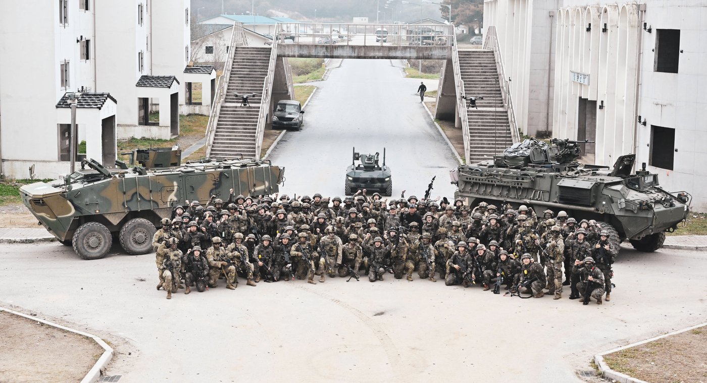 본문 이미지 - 제1회 '국제 과학화전투 경연대회'에 참가한 한미 양국 군 장병들이 연합전투 뒤 기념사진을 촬영하고 있다. (육군 제공)