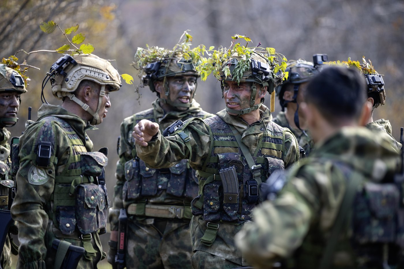 제1회 &#39;국제 과학화전투 경연대회&#39;에 참가한 우즈베키스탄군 장병들이 전투에 앞서 전술토의를 하고 있다. &#40;육군 제공&#41;