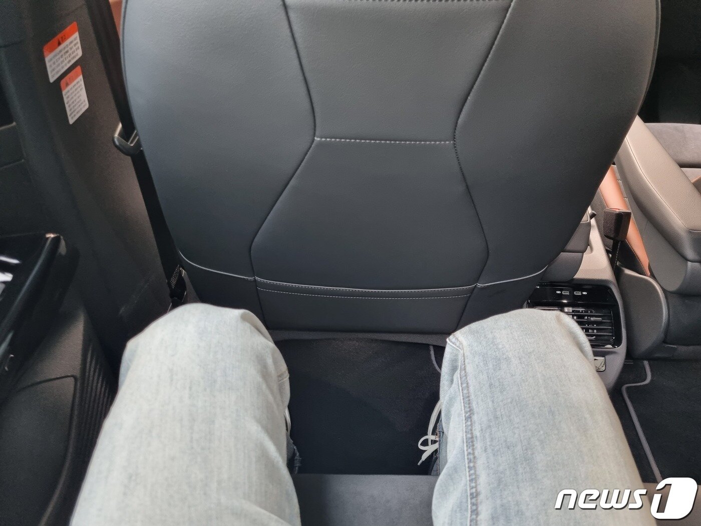 본문 이미지 - 폭스바겐 2023년형 ID.4 뒷좌석. 2023.10.26/뉴스1 ⓒ 뉴스1 박주평 기자