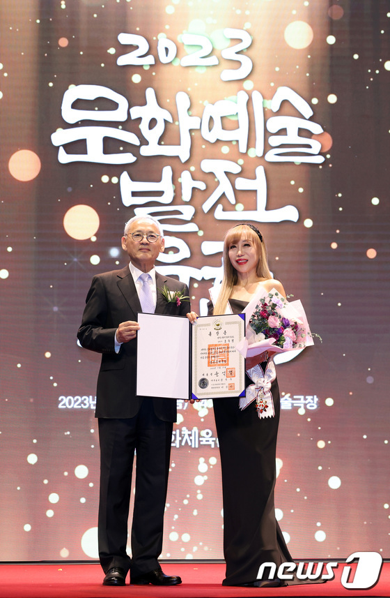 조수미에게 금관 문화훈장 전수하는 유인촌 장관