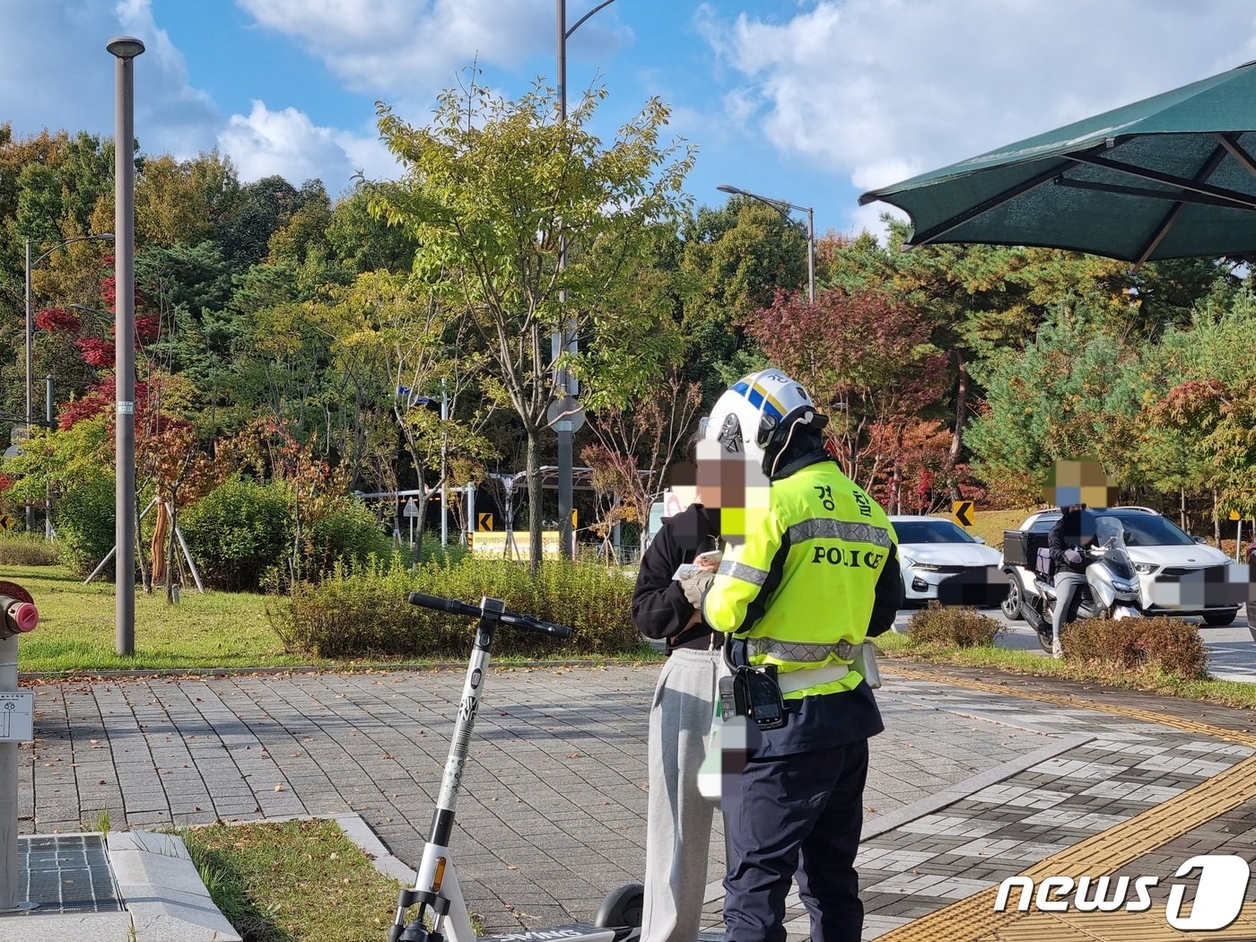 본문 이미지 - 전동킥보드 안전모 미착용에 걸린 시민. 27일 경찰은 경기 남양주시 별내동 일대에서 교통법규 위반 단속을 벌였다. 2023.10.27/뉴스1 양희문 기자