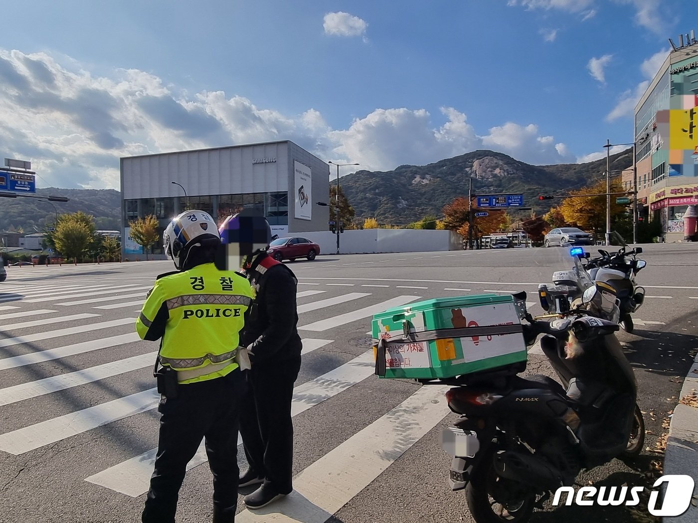 본문 이미지 - 신호위반에 걸린 배달 오토바이 기사. 경기 남양주북부경찰서는 27일 오후 남양주시 별내동 일대에서 교통법규 위반 단속을 벌여 모두 12건을 적발했다.2023.10.27./뉴스1 양희문 기자