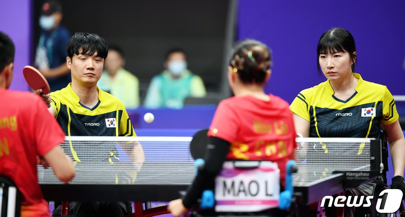 본문 이미지 - 서수연, 박진철이 27일 항저우 궁수 캐널 스포츠파크 체육관에서 열린 2022 항저우 장애인아시아경기대회 탁구 혼합복식 XD 4 준결승에서 공격을 하고 있다. 2023.10.27/뉴스1