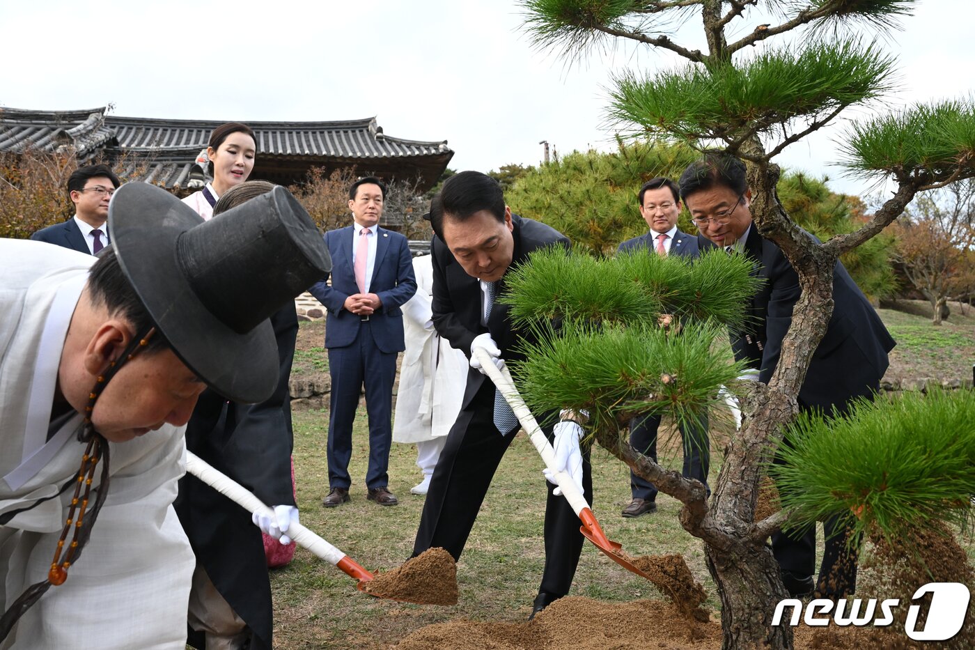 본문 이미지 - 윤석열 대통령이 2023년 10월27일 오후 경북 안동 병산서원을 방문해  이철우 경북도지사와 권기창 안동시장, 유림들과 기념 식수를 하는 모습. &#40;대통령실 제공&#41; 2023.10.27/뉴스1 