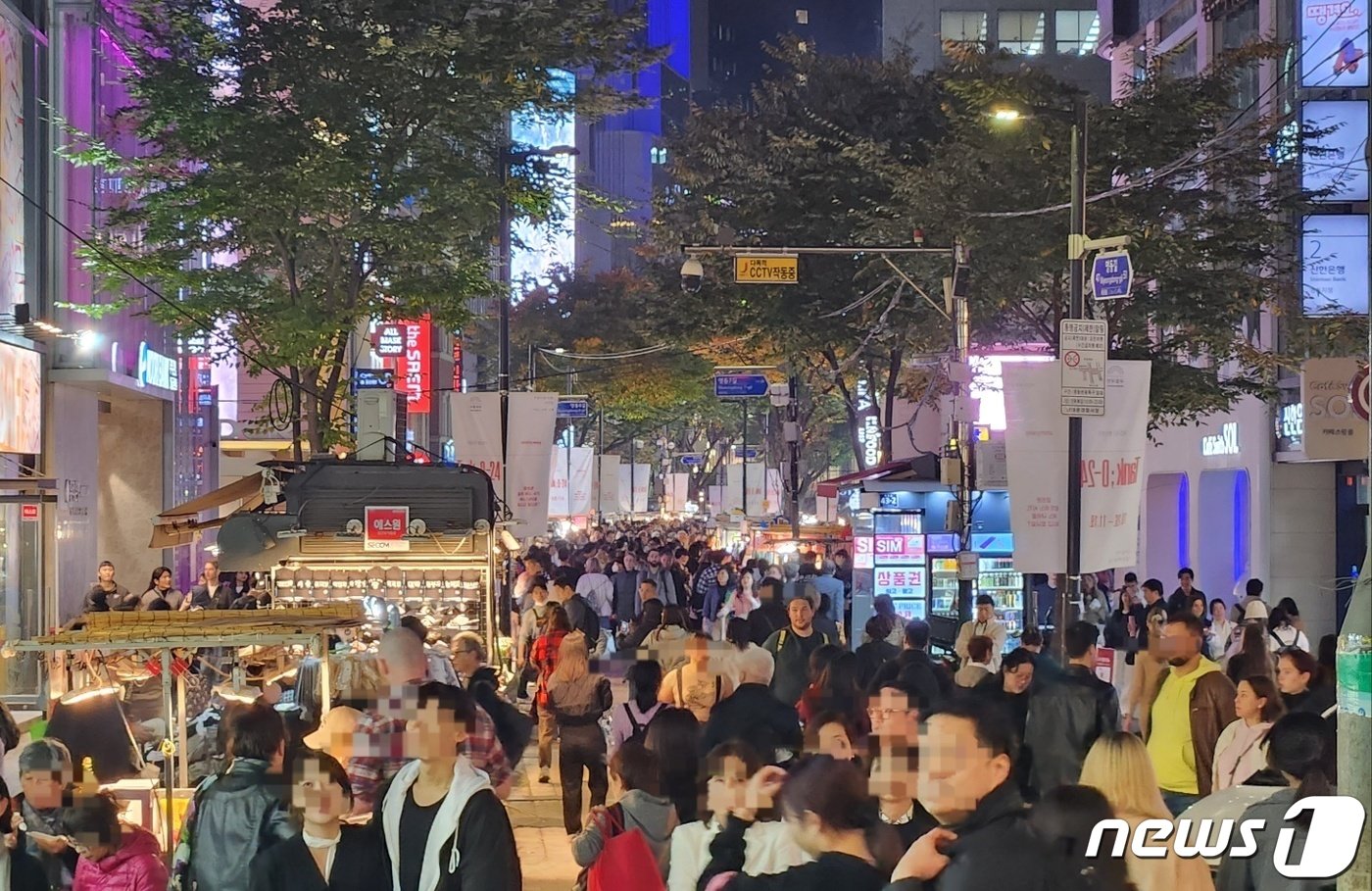 본문 이미지 - 27일 오후 7시 서울 중구 명동 거리 모습.