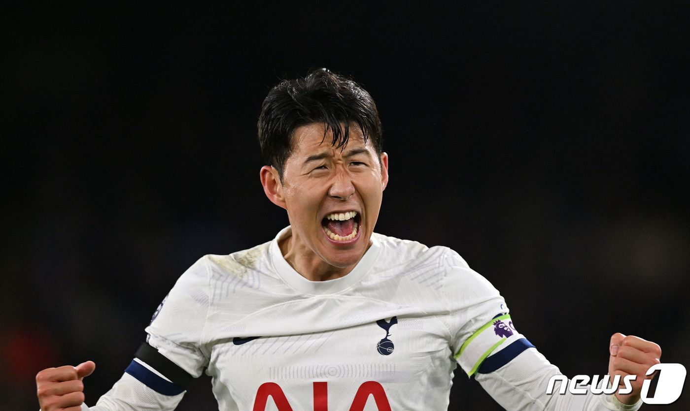 본문 이미지 - 손흥민(토트넘)이 28일(현지시간) 영국 런던의 셀허스트 파크에서 열린 크리스탈 팰리스와의 2023-24 잉글랜드 프리미어리그(EPL) 10라운드에서 결승골을 넣고 기뻐하고 있다. ⓒ AFP=뉴스1