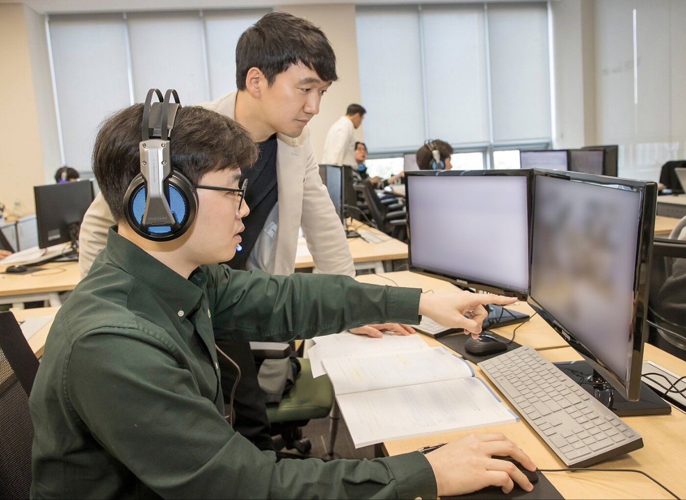 본문 이미지 - 지난 21일 경기도 용인 소재 삼성전자 인재개발원에서 삼성전자 감독관들이 응시자들을 대상으로 예비소집을 진행하는 모습