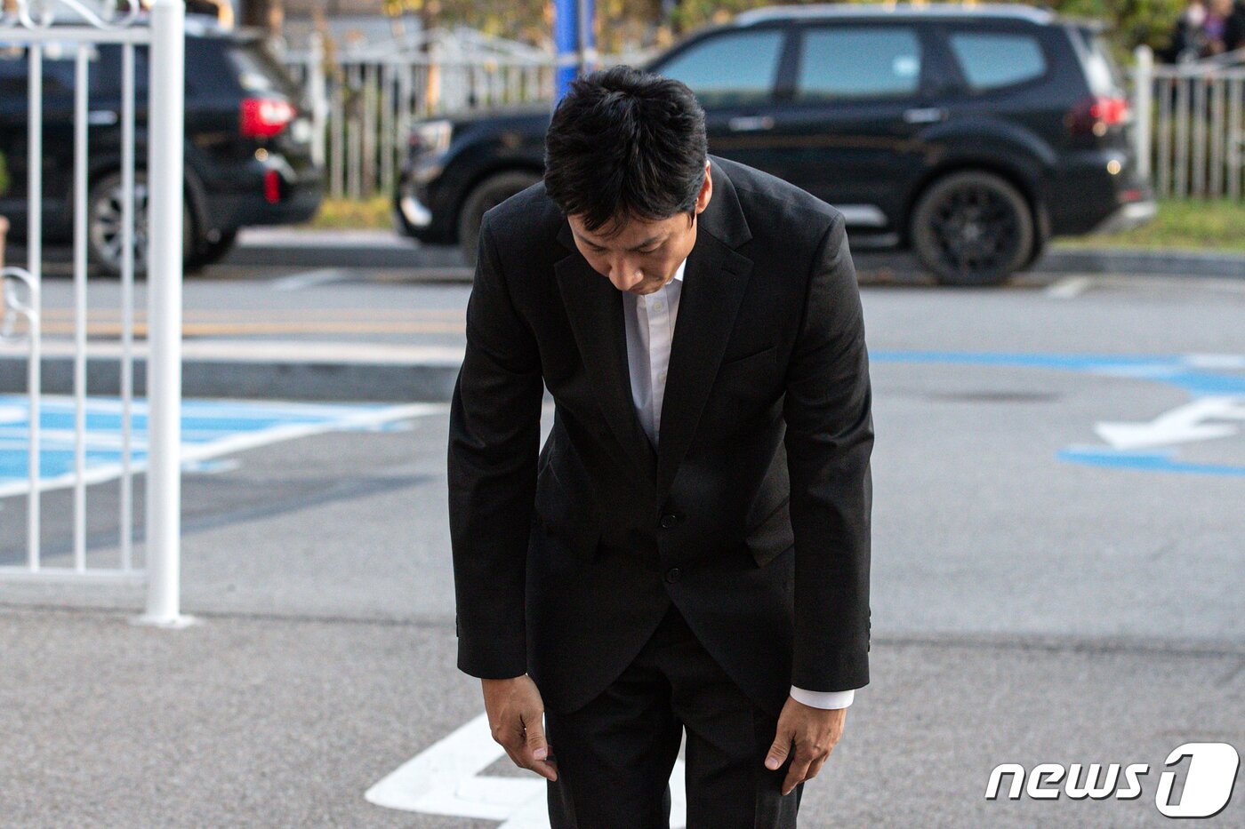 본문 이미지 - 마약 투약 혐의를 받는 배우 이선균이 28일 오후 소환조사를 받기 위해 인천 남동구 인천논현경찰서로 들어서며 고개 숙이고 있다. 경찰은 이씨에 대해 간이시약 검사를 하는 등 마약 투약 여부 등을 수사할 방침이다. 2023.10.28/뉴스1 ⓒ News1 이승배 기자