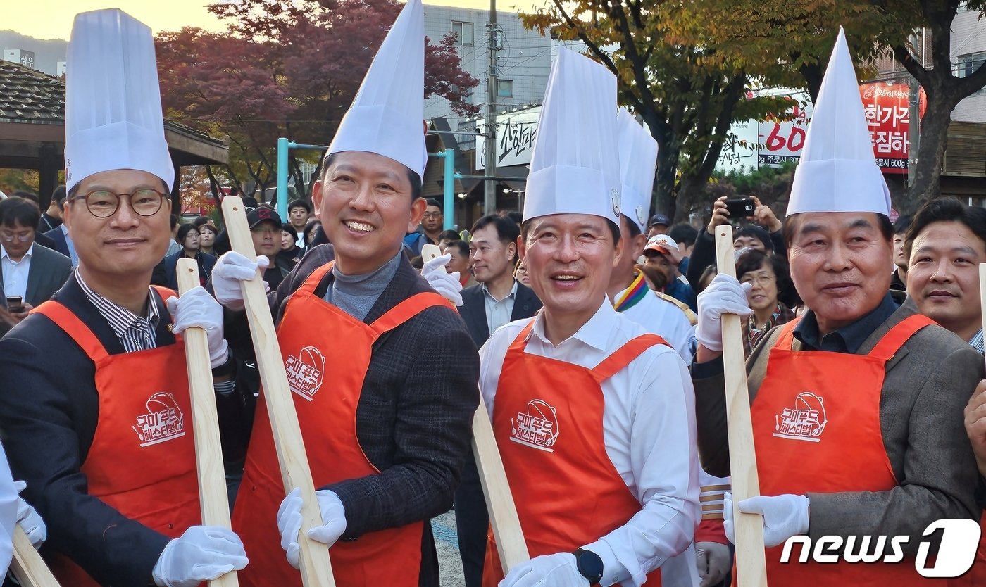 28일 개막된 경북 구미푸드페스티벌에서 김영식의원, 김장호 구미시장, 구자근 의원, 안주찬 구미시의장 &#40;왼쪽부터&#41; 등이 비빔밥 퍼포먼스를 하고 있다. 이틀간 열리는 축제에는 71개의 지역 음식점이 참가해 200여종의 음식을 선보이고 다양한 체험행사가 열린다. 2023.10.28/뉴스1 ⓒ News1 정우용 기자