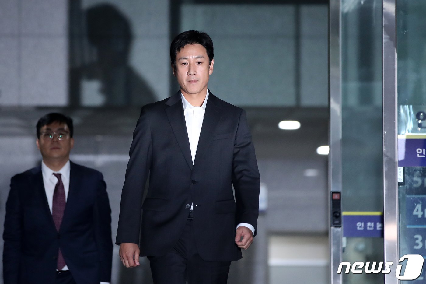 본문 이미지 - 마약 투약 혐의를 받는 배우 이선균이 28일 오후 인천 남동구 인천논현경찰서에서 소환조사를 마치고 발걸음을 옮기고 있다. 2023.10.28/뉴스1 ⓒ News1 이승배 기자
