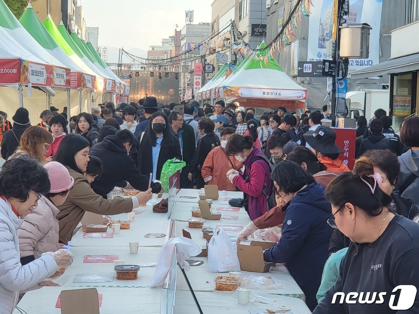 &#39;2023 원주 만두축제&#39;가 28일 강원 원주 중앙동과 문화의 거리 일원에서 &#39;만두의 재발견&#39;이라는 주제로 열리고 있다. 2023.10.28/뉴스1 ⓒ News1 신관호 기자