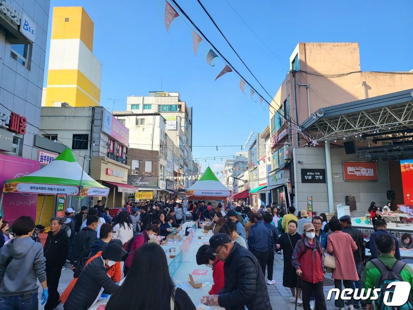 &#39;2023 원주 만두축제&#39;가 28일 강원 원주 중앙동과 문화의 거리 일원에서 &#39;만두의 재발견&#39;이라는 주제로 열리고 있다. 2023.10.28/뉴스1 ⓒ News1 신관호 기자