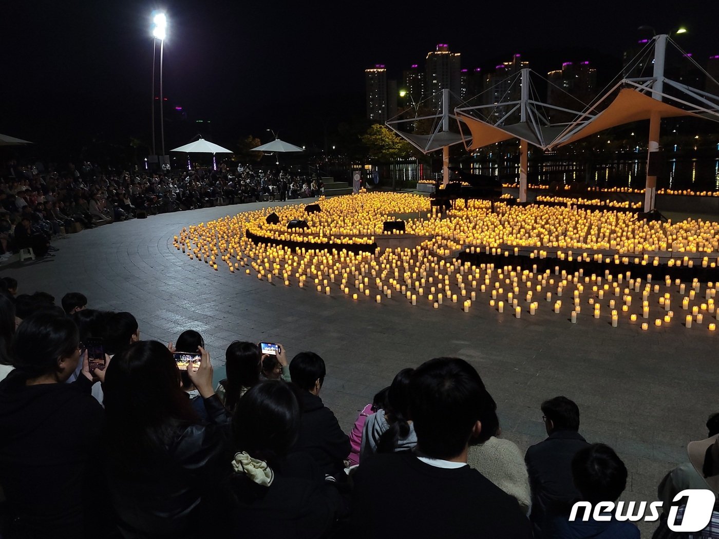 28일 부산 수영구 APEC나루 공원에서 열린 &#39;별바다부산 캔들라이트 콘서트&#39;에서  300여명 청중들이 피아노 연주를 감상하고 있다.2023.10.28/뉴스1 ⓒ News1 조아서 기자