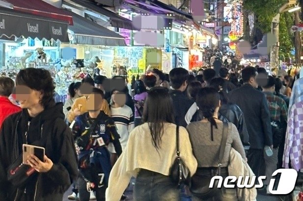 본문 이미지 - 28일 오후 홍대거리 ⓒ 뉴스1 홍유진 기자