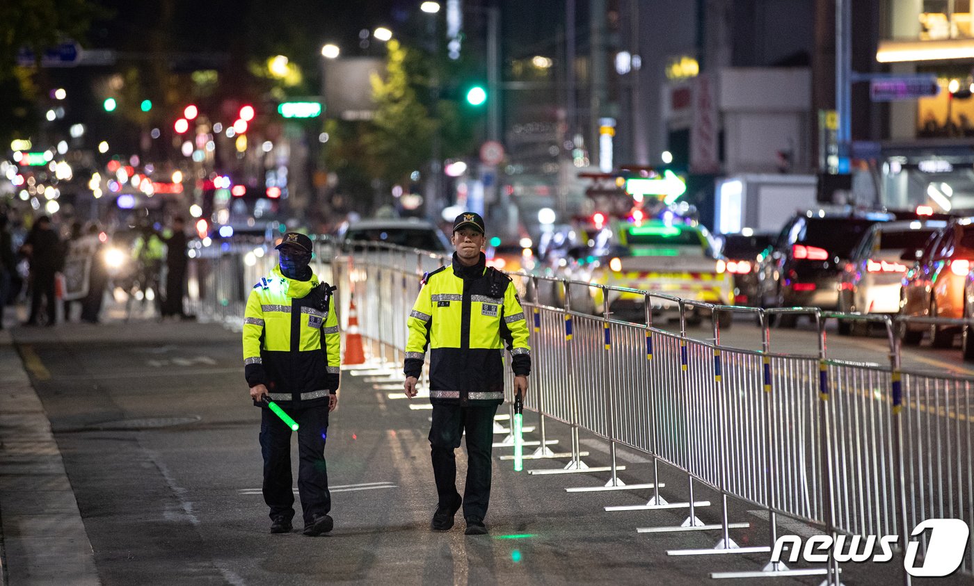 10.29 이태원 참사 1주기를 하루 앞둔 28일 오후 서울 용산구 이태원역 인근에 경찰이 교통 통제를 하고 있다. 2023.10.28/뉴스1 ⓒ News1 이승배 기자