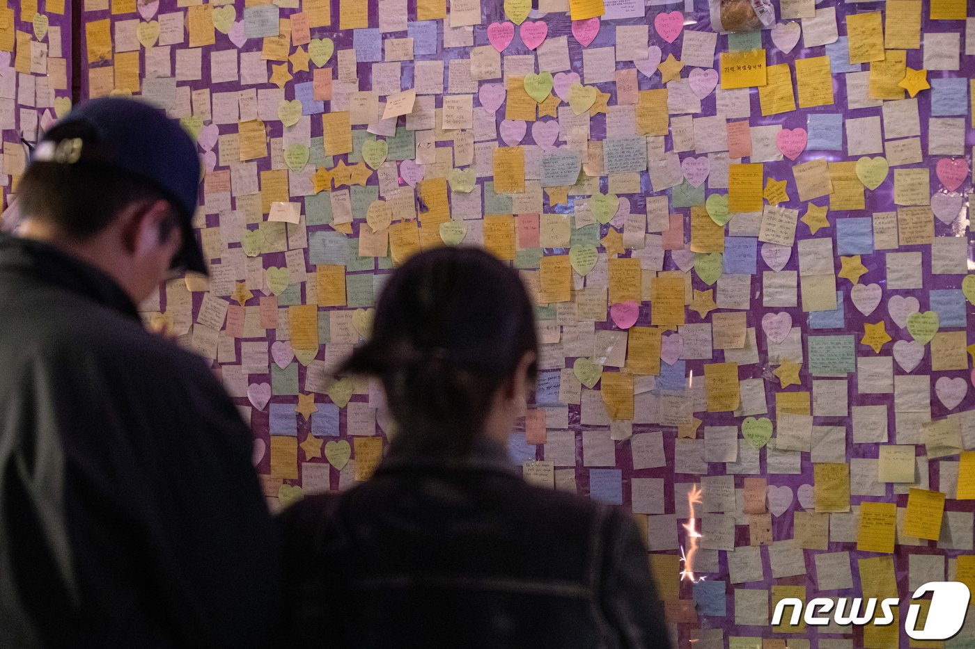 본문 이미지 - 10.29 이태원 참사 1주기를 하루 앞둔 28일 오후 서울 용산구 이태원 거리에 마련된 추모공간에 추모 메시지 등이 붙어있다. 2023.10.28/뉴스1 ⓒ News1 이승배 기자