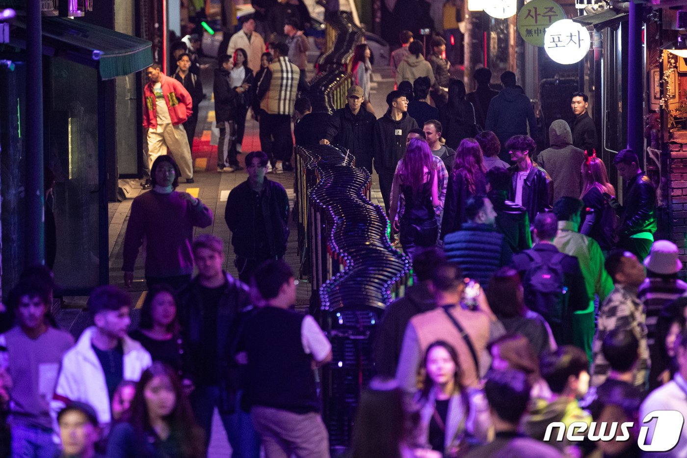 본문 이미지 - 10.29 이태원 참사 1주기를 하루 앞둔 28일 오후 서울 용산구 이태원 거리에 인파 관리를 위한 펜스가 설치돼 있다. 2023.10.28/뉴스1 ⓒ News1 이승배 기자