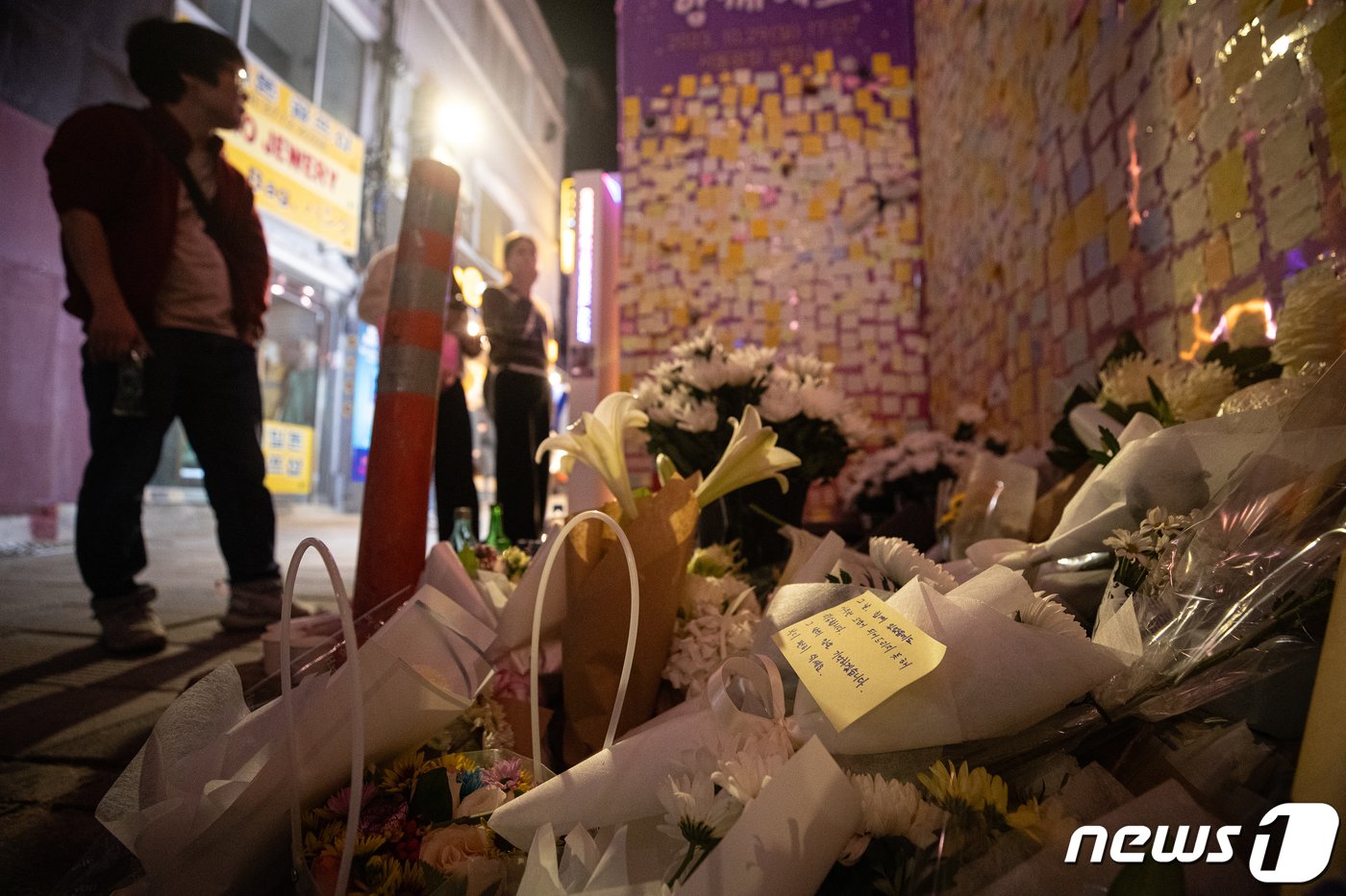 본문 이미지 - 10.29 이태원 참사 1주기를 하루 앞둔 28일 오후 서울 용산구 이태원 거리에 추모 공간이 마련돼 있다. 2023.10.28/뉴스1 ⓒ News1 이승배 기자