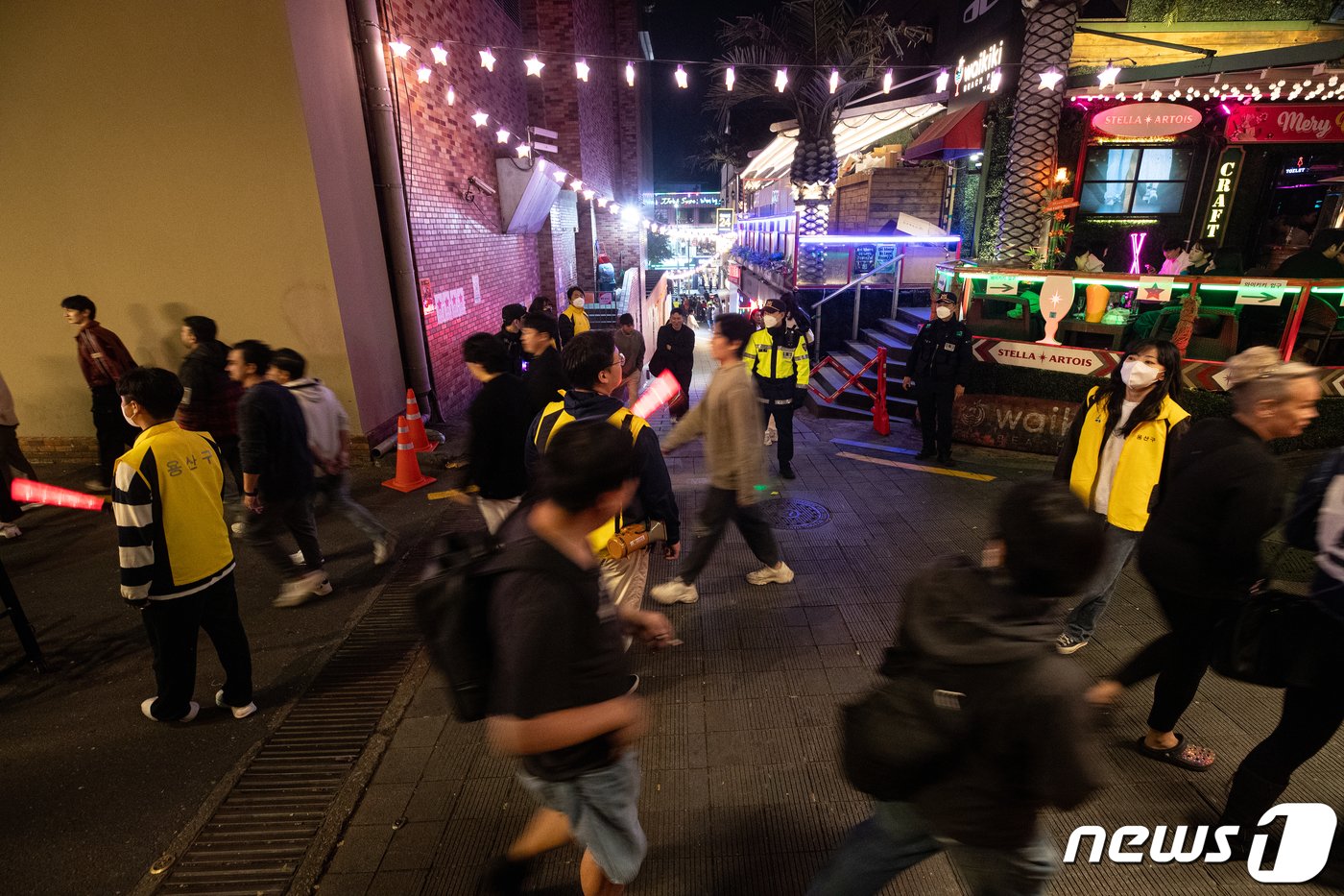 본문 이미지 - 10.29 이태원 참사 1주기를 하루 앞둔 28일 오후 서울 용산구 이태원 거리에서 경찰과 구청 관계자들이 인파 통제를 하고 있다. 2023.10.28/뉴스1 ⓒ News1 이승배 기자