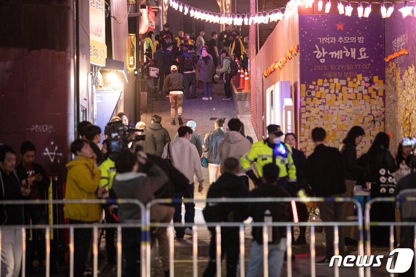 10.29 이태원 참사 1주기를 하루 앞둔 28일 오후 서울 용산구 이태원 거리에 추모객 및 시민들이 오가고 있다. 2023.10.28/뉴스1 ⓒ News1 이승배 기자