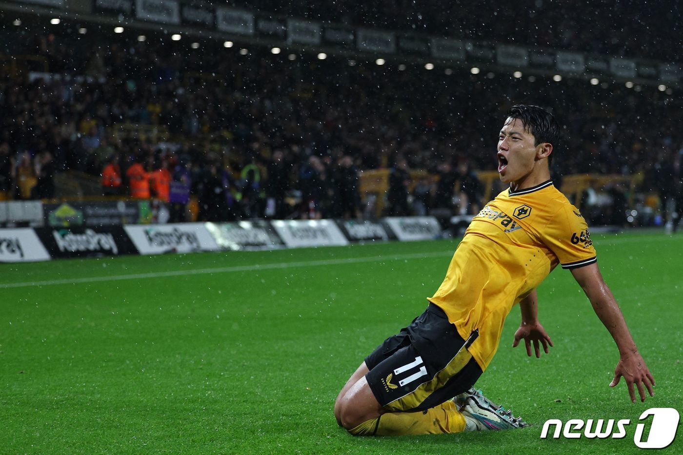 본문 이미지 - 울버햄프턴의 황희찬이 28일 (현지시간) 영국 울버햄프턴의 몰리뉴 스타디움에서 열린 EPL 뉴캐슬 유나이티드와 경기서 리그 6호 골을 터트린 뒤 기뻐하고 있다. 2023.10.29 ⓒ AFP=뉴스1 ⓒ News1 우동명 기자