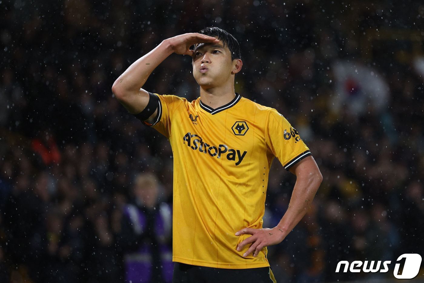 본문 이미지 - 황희찬(울버햄프턴)이 28일 오후(현지시간) 영국 울버햄프턴에 위치한 몰리뉴 스타디움에서 열린 2023-24시즌 프리미어리그(PL) 10라운드에서 뉴캐슬 유나이티드와 경기서 리그 6호 골을 터트린 뒤 기뻐하고 있다. 2023.10.29 ⓒ AFP=뉴스1