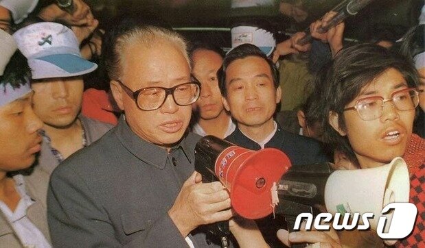 본문 이미지 - 자오쯔양이 천안문 시위대를 방문해 발언하고 있다. 바로 옆에 원자바오 전총리의 모습도 보인다. - 위키피디아 갈무리