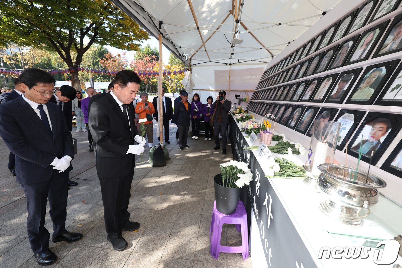 김진표 국회의장이 29일 오전 서울 중구 서울광장에 마련된 10·29 이태원 참사 희생자 합동분향소를 찾아 묵념하고 있다. 2023.10.29/뉴스1 ⓒ News1 김민지 기자