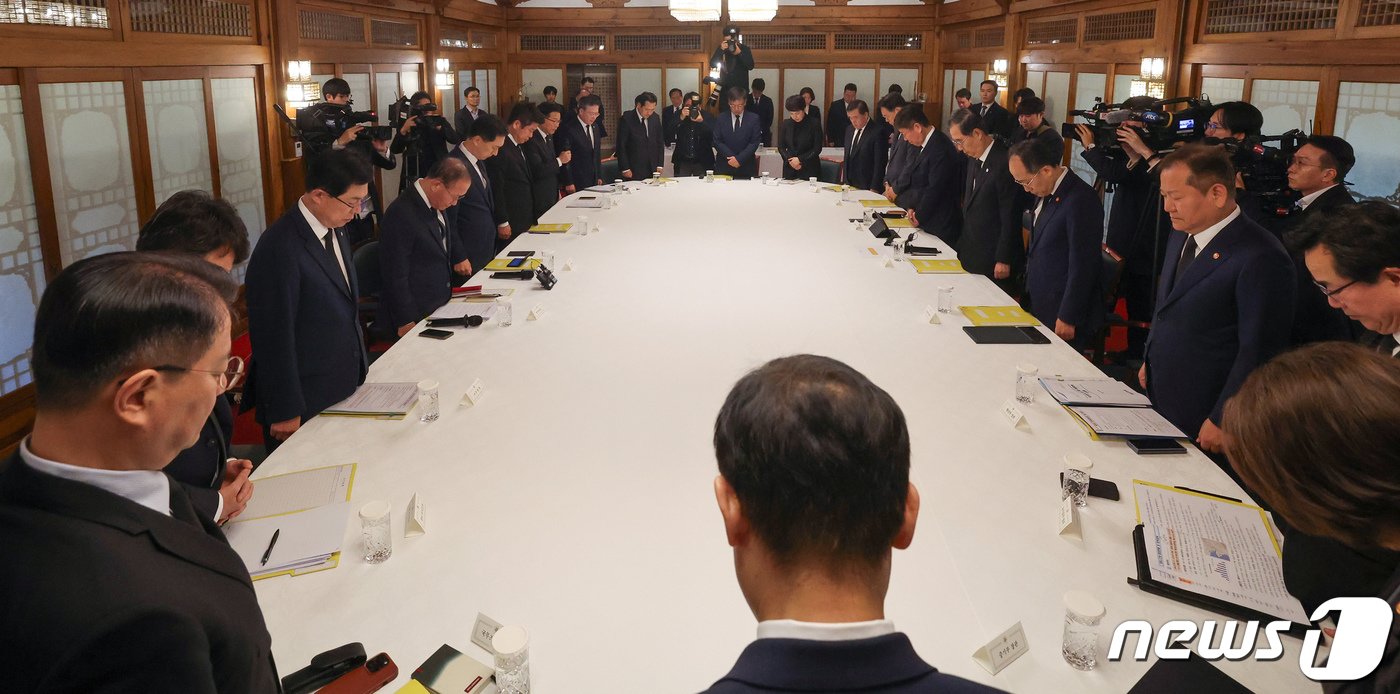 한덕수 국무총리와 김기현 국민의힘 대표를 비롯한 참석자들이 29일 서울 종로구 총리공관에서 열린 고위당정협의회에 앞서 이태원참사 1주기를 맞아 추모 묵념을 하고 있다. &#40;공동취재&#41; 2023.10.29/뉴스1 ⓒ News1 유승관 기자