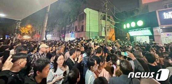 밤 늦은 시간까지 리커창 전 총리를 추모하기 위해 허페이 훙싱루80호에 모인 사람들. 웨이보 갈무리