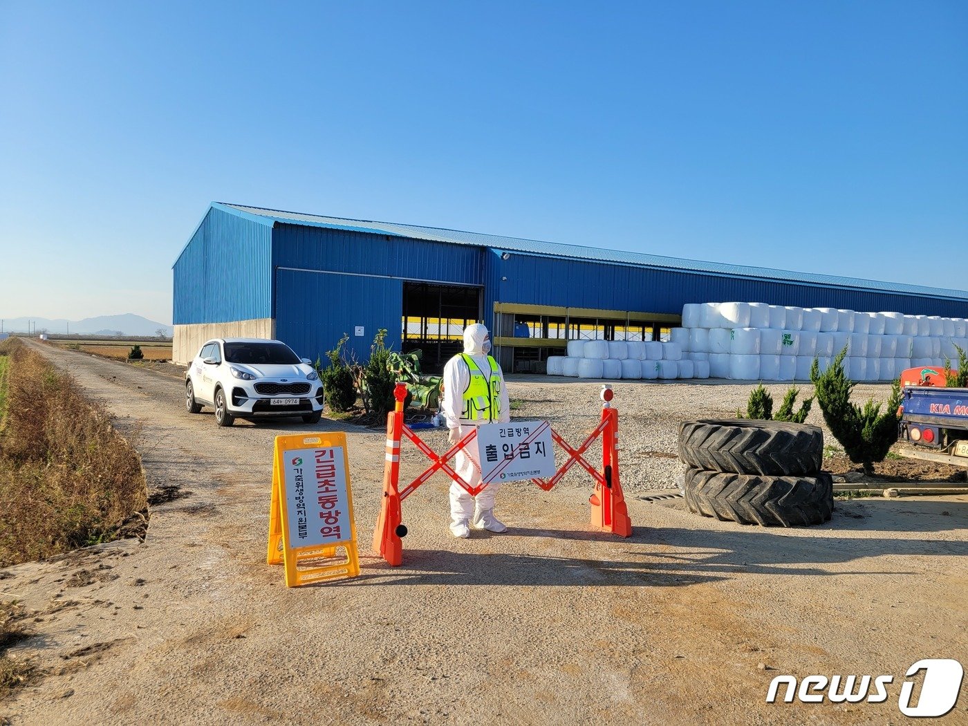 본문 이미지 - 전남지역 첫 럼피스킨병 양성 판정이 나온 전남 무안군의 한 한우농가에서 방역팀이 긴급 방역을 벌이고 있다.(전남도 제공) 2023.10.29/뉴스1 ⓒ News1 최성국 기자