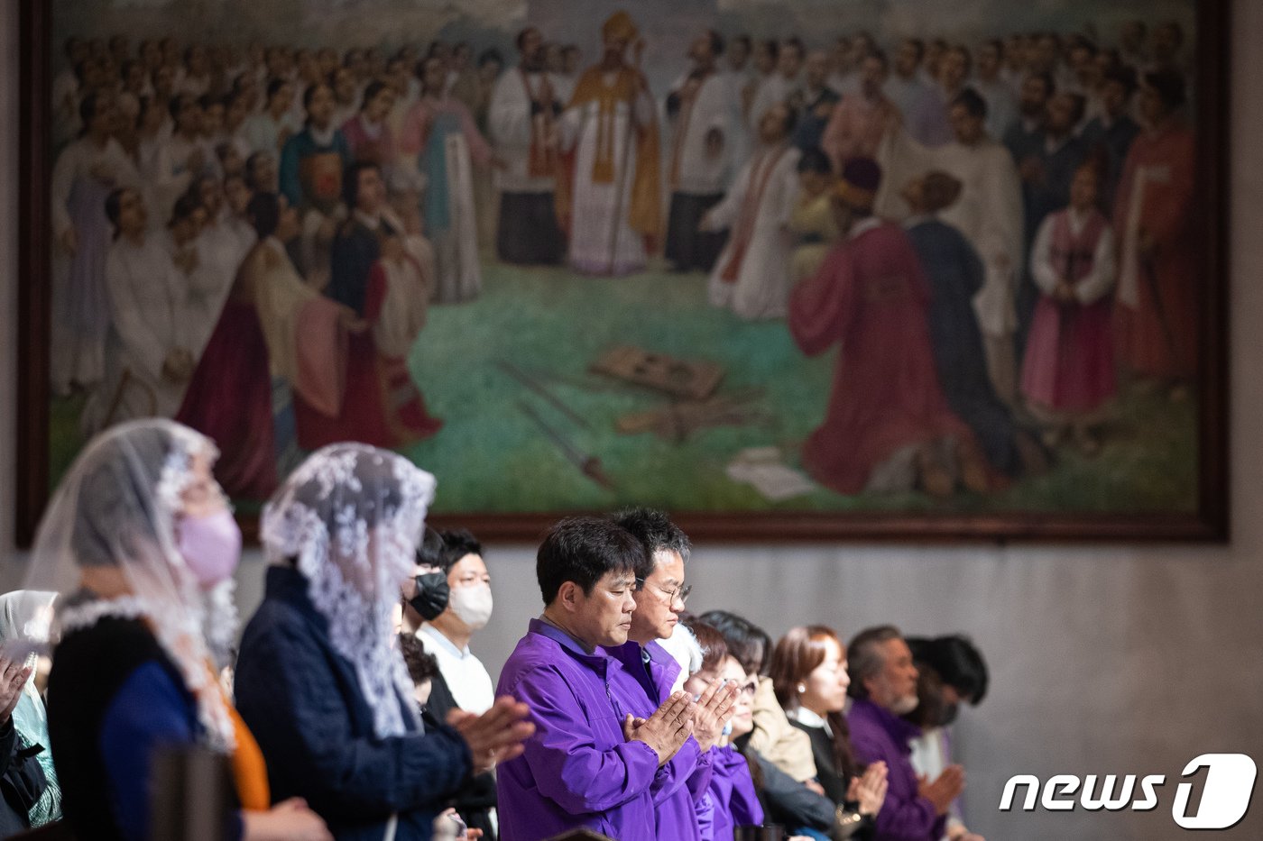 본문 이미지 - 유형우 10.29이태원참사 유가족협의회 부위원장을 비롯한 유가족들이 29일 서울 중구 명동성당에서 봉헌된 이태원참사 추모미사에서 손을 모으고 있다. 2023.10.29/뉴스1 ⓒ News1 유승관 기자