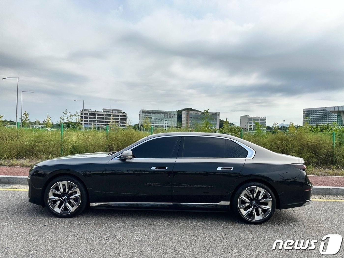 본문 이미지 -  BMW 7시리즈의 순수 전기 모델 'I7'ⓒ 뉴스1 이동희 기자.