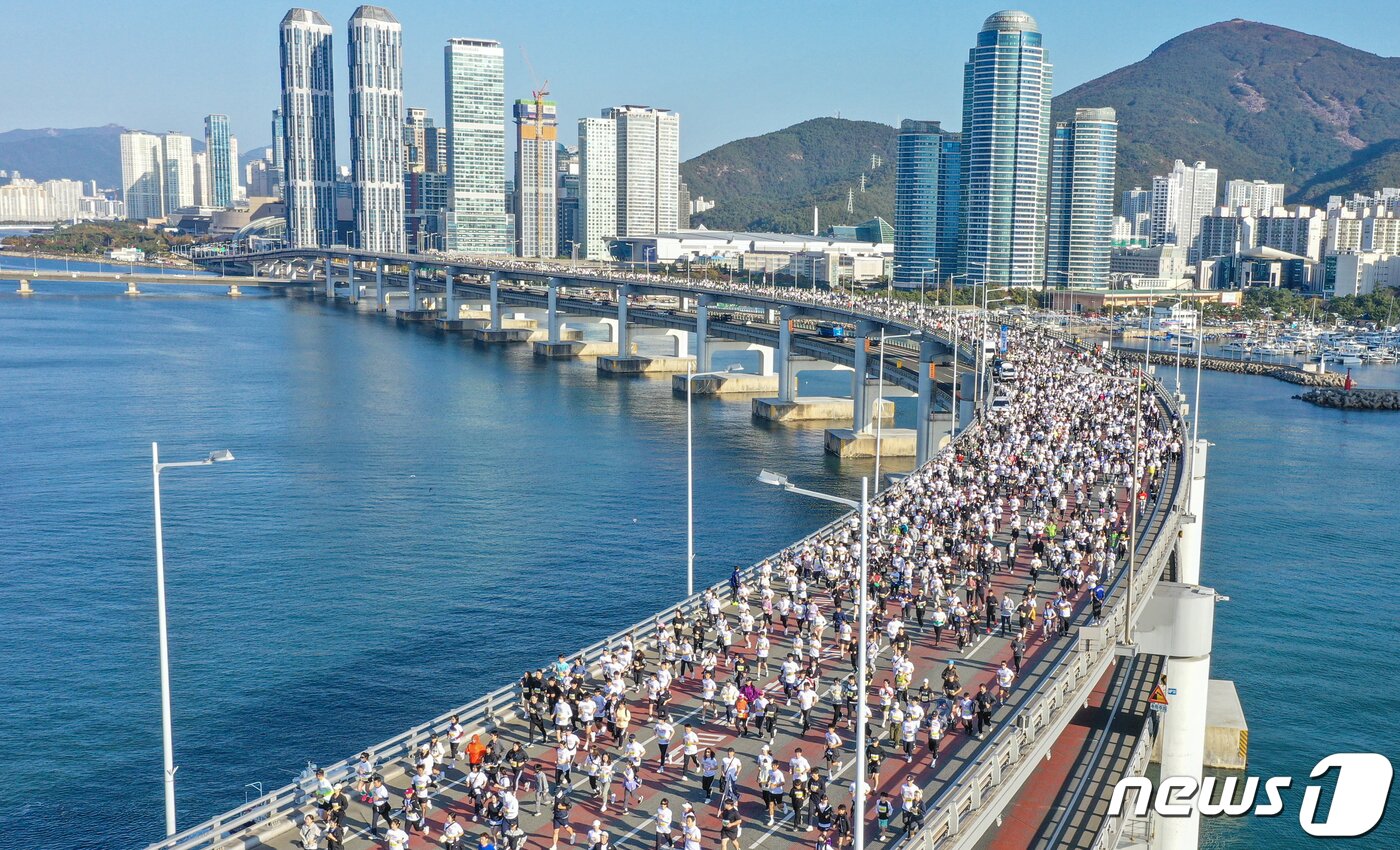 본문 이미지 - 성우하이텍 2023 부산바다마라톤 대회에 참가한 마라토너들이 29일 부산 광안대교 위를 달리고 있다. &#40;부산일보 제공&#41; 2023.10.29/뉴스1