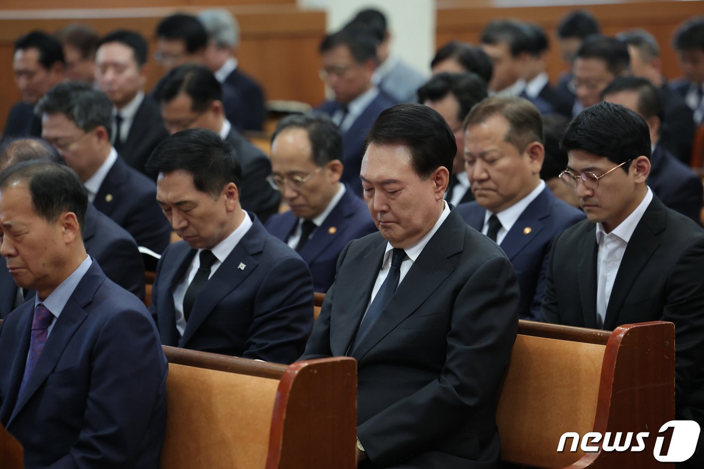 윤석열 대통령이 29일 서울 성북구 영암교회에서 김기현 국민의힘 대표, 이상민 행정안전부 장관, 추경호 경제부총리 겸 기획재정부 장관 등과 10.29 이태원 참사 1주기 추도 예배를 드리고 있다. &#40;대통령실 제공&#41; 2023.10.29/뉴스1 ⓒ News1 안은나 기자