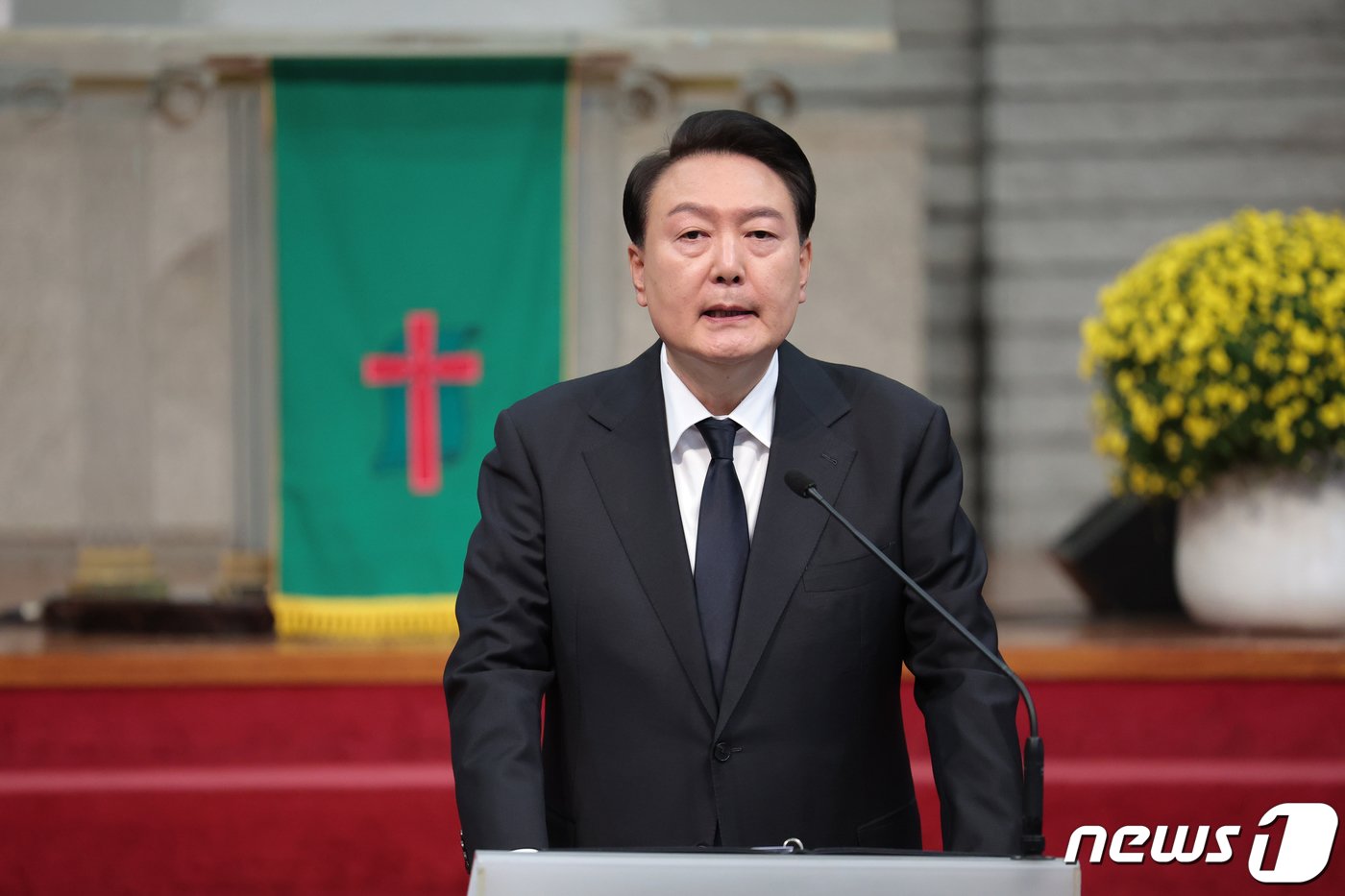 본문 이미지 - 윤석열 대통령이 29일 서울 성북구 영암교회에서 열린 10.29 이태원 참사 1주기 추도 예배에 참석해 추도사를 하고 있다. (대통령실 제공) 2023.10.29/뉴스1 ⓒ News1 안은나 기자