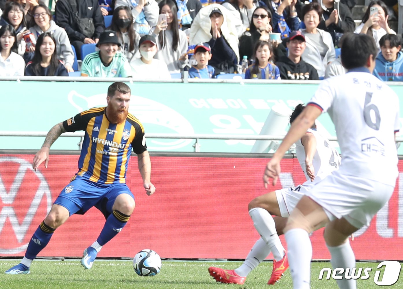 본문 이미지 - 29일 오후 울산 문수축구경기장에서 열린 프로축구 '하나원큐 K리그1 2023' 울산현대와 대구FC의 경기에서 울산 마틴아담이 드리블을 하고 있다. 2023.10.29/뉴스1 ⓒ News1 조민주 기자