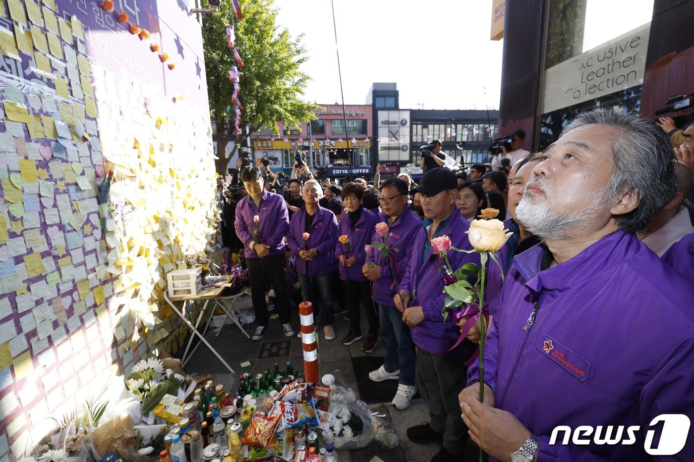 본문 이미지 - 이정민 10.29 이태원 참사 유가족협의회 운영위원장을 비롯한 유가족들이 이태원 참사 1주기인 29일 서울 용산구 이태원역 1번 출구 골목 '10.29 기억과 안전의 길'에서 헌화에 앞서 추모를 하고 있다. (공동취재) 2023.10.29/뉴스1 ⓒ News1 이동해 기자