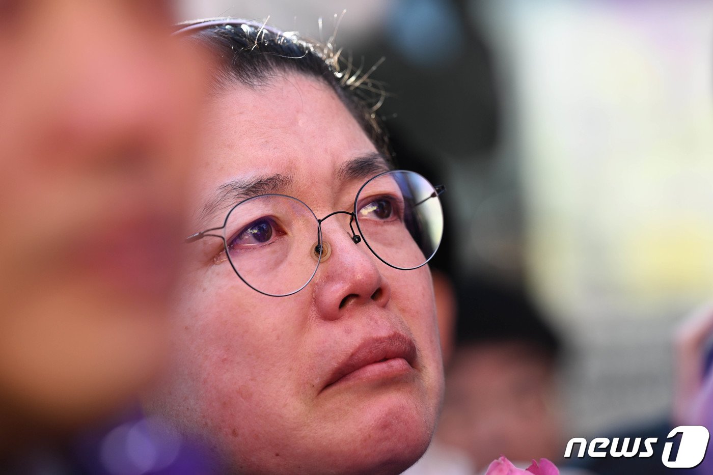 본문 이미지 - 10.29 이태원 참사 1주기인 29일 서울 용산구 이태원역 1번 출구 골목 '10.29 기억과 안전의 길'에서 유가족이 헌화를 하기 전 눈물을 흘리고 있다. (공동취재) 2023.10.29/뉴스1 ⓒ News1 이동해 기자