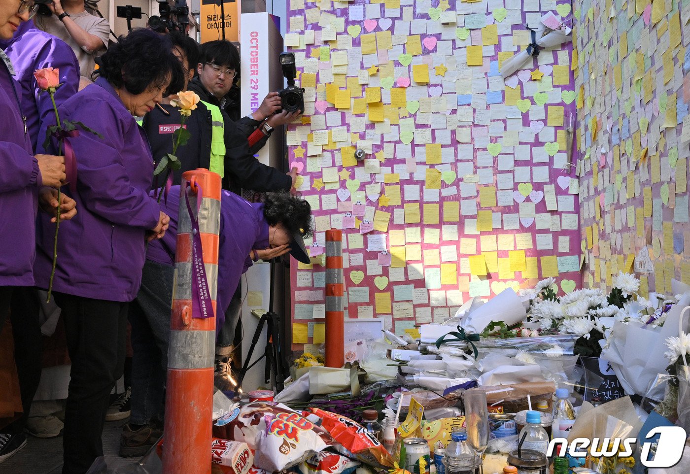 10.29 이태원 참사 1주기인 29일 서울 용산구 이태원역 1번 출구 골목 &#39;10.29 기억과 안전의 길&#39;에서 유가족들이 헌화하고 있다. &#40;공동취재&#41; 2023.10.29/뉴스1 ⓒ News1 이동해 기자