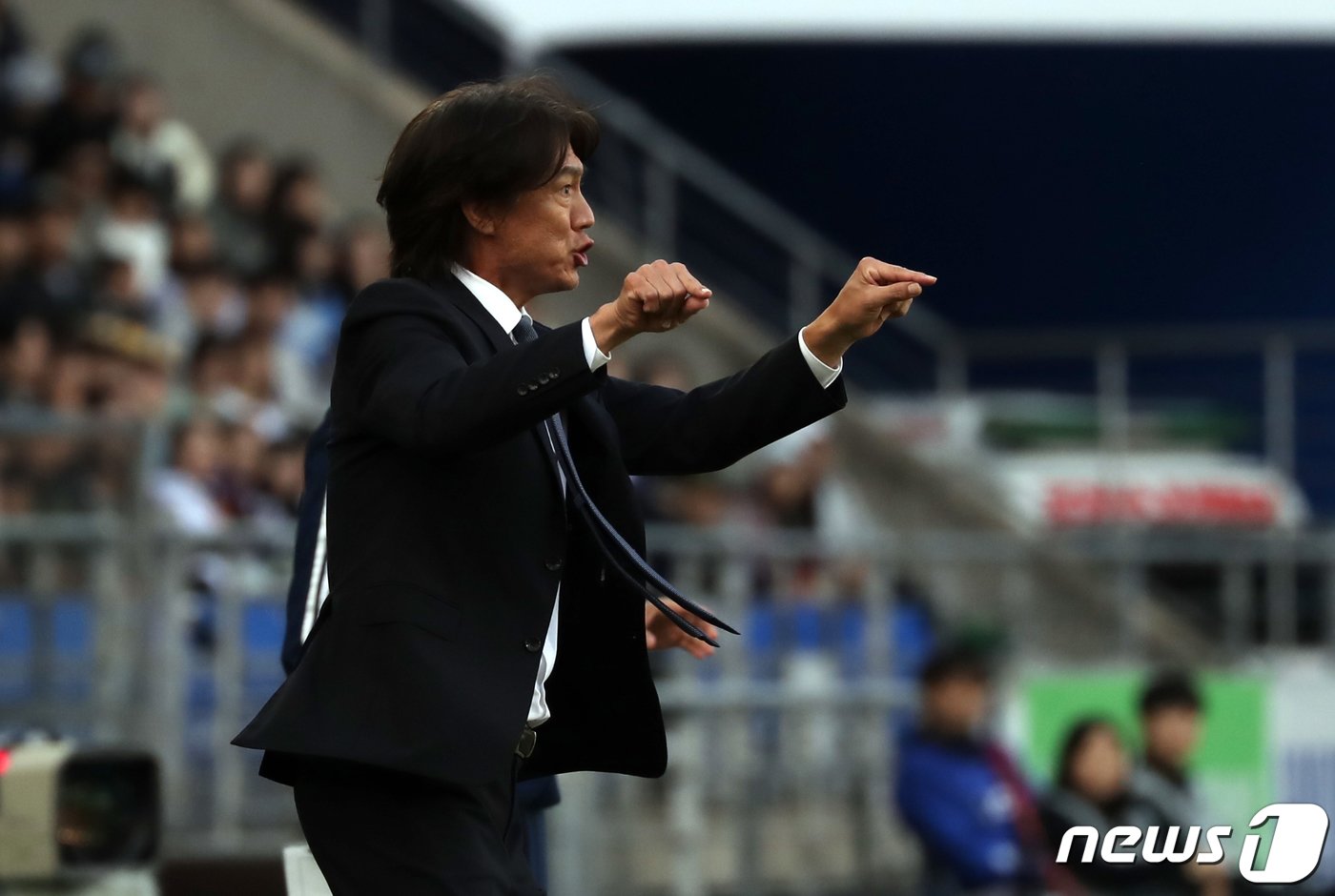 본문 이미지 - 29일 오후 울산 문수축구경기장에서 열린 프로축구 '하나원큐 K리그1 2023' 울산현대와 대구FC의 경기에서 울산 홍명보 감독이 작전 지시를 하고 있다. 2023.10.29/뉴스1 ⓒ News1 조민주 기자
