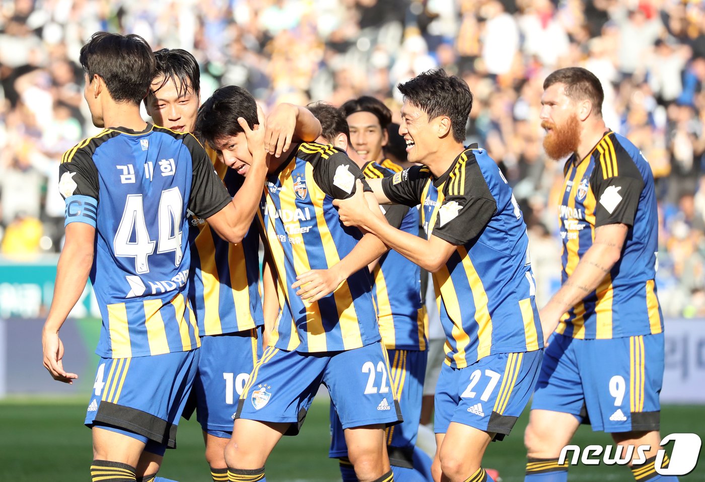 본문 이미지 - 29일 오후 울산 문수축구경기장에서 열린 프로축구 '하나원큐 K리그1 2023' 울산현대와 대구FC의 경기에서 울산 김민혁이 선제골을 넣은 뒤 환호하고 있다. 2023.10.29/뉴스1 ⓒ News1 조민주 기자