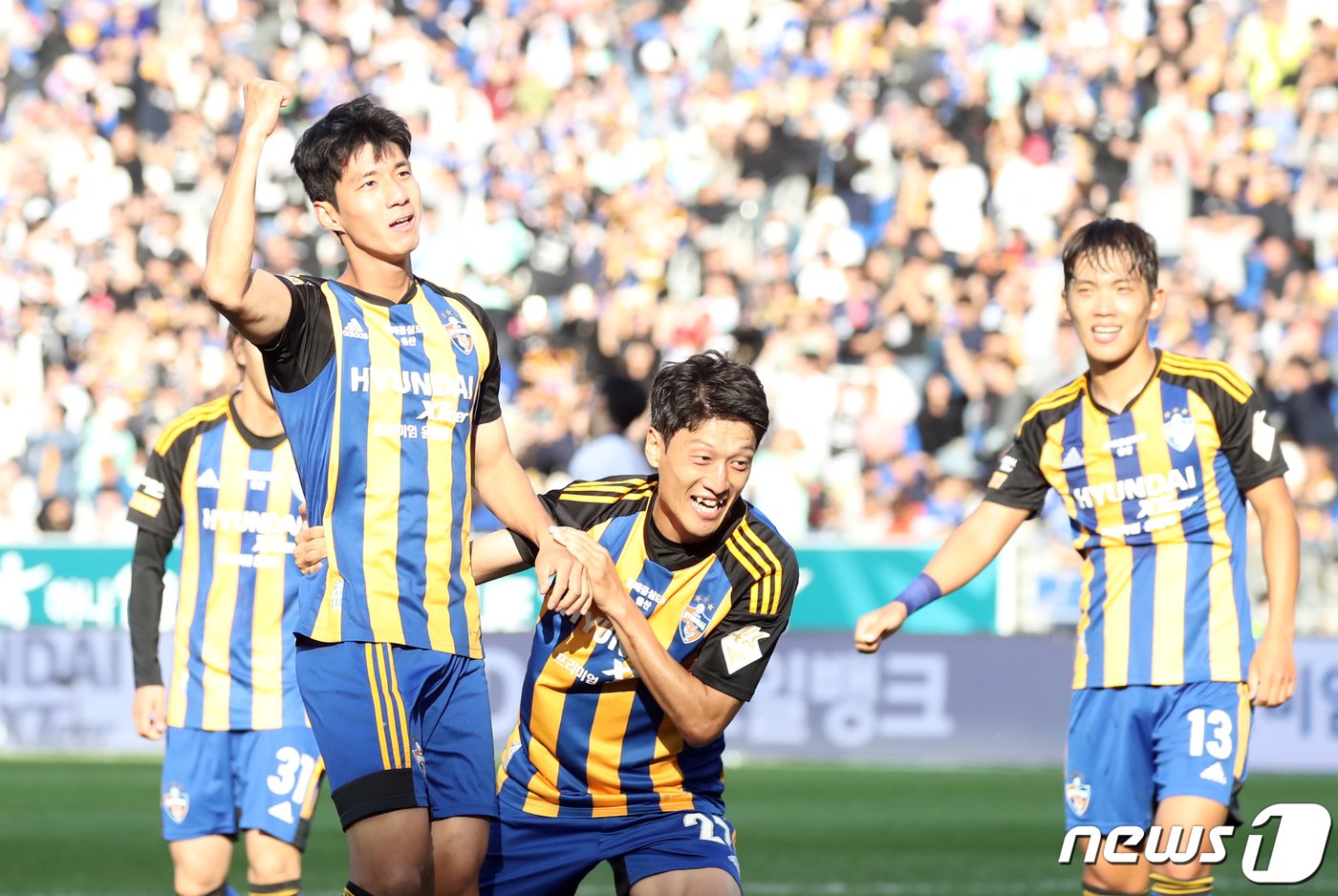 본문 이미지 - 29일 오후 울산 문수축구경기장에서 열린 프로축구 '하나원큐 K리그1 2023' 울산현대와 대구FC의 경기에서 울산 김민혁이 선제골을 넣은 뒤 환호하고 있다. 2023.10.29/뉴스1 ⓒ News1 조민주 기자