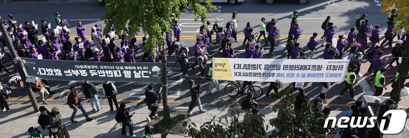 본문 이미지 - 10.29이태원참사시민협의회와 유가족 등이 29일 오후 서울 용산구 이태원역 인근에서 4대 종교 기도회를 마친 뒤 159명의 희생자를 기억하고 책임 규명을 촉구하며 용산 대통령실 앞을 지나 삼각지역, 시청역을 향해 행진하고 있다. 2023.10.29/뉴스1 ⓒ News1 이동해 기자